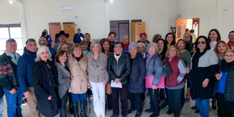 LLEVA ALCALDESA BENEFICIOS DEL PREDIAL A MAESTROS JUBILADOS