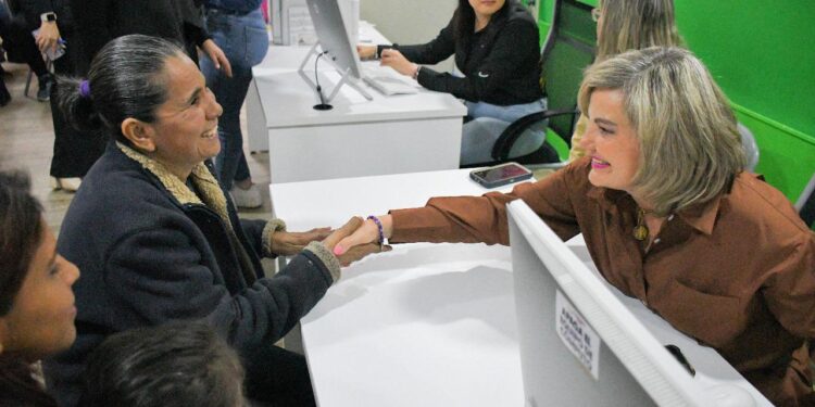 MANTIENE ALCALDESA CERCANÍA CON LA GENTE