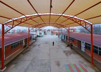 Entregan malla sombra a la escuela Humberto Jiménez Garza