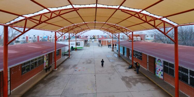 Entregan malla sombra a la escuela Humberto Jiménez Garza