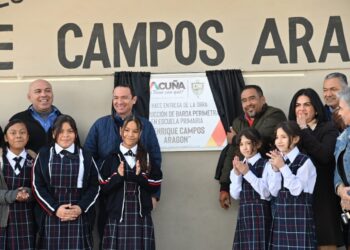 MÁS DE 50 POR CIENTO DE ESCUELAS DE ACUÑA HAN SIDO BENEFICIADAS CON OBRAS; ENTREGAN BARDA PERIMETRAL A LA PRIMARIA ENRIQUE CAMPOS ARAGÓN