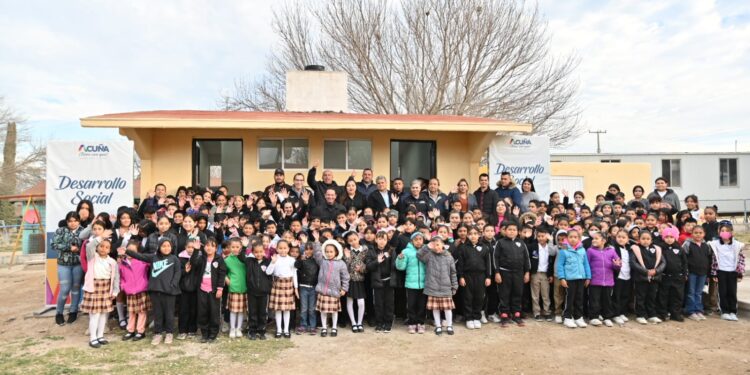 CON NUEVOS COMPROMISOS EN BENEFICIO PARA LA PRIMARIA VICENTE GUERRERO Y EJIDO LAS CUEVAS, EL ALCALDE ENTREGÓ OBRA DE MÓDULOS SANITARIOS.