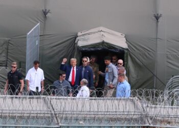 Acusa Donald Trump de que EU esta siendo invadido por millones de migrantes