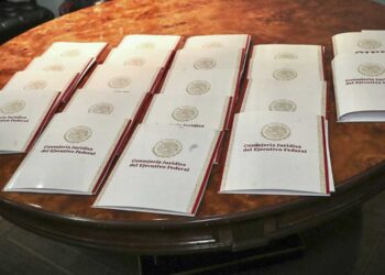 LAS PROPUESTAS DE AMLO A LA CONSTITUCIÓN, NO CUMPLEN CON TIEMPO Y FORMA NI GUARDAN PRINCIPIOS JURÍDICOS; “SON CORAZONADAS”