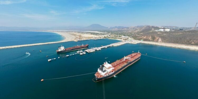 Presidente de México inauguró el rompeolas más grande de AL; permitiría llegada de grandes barcos comerciales