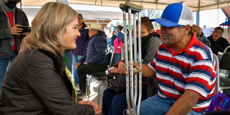 RESUELVE ALCALDESA SOLICITUDES CIUDADANAS EN LA COLONIA CUMBRES