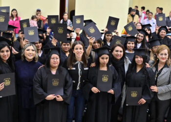Marcan un nuevo capítulo en sus vidas 43 mujeres acuñenses al recibir su certificado de preparatoria