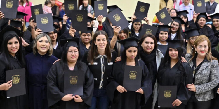Marcan un nuevo capítulo en sus vidas 43 mujeres acuñenses al recibir su certificado de preparatoria