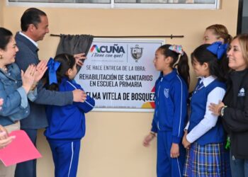 Seguirá el apoyo a escuelas y a la niñez de Acuña: Emilio