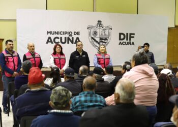 RECIBIERON DESPENSA ALIMENTARIA PERSONAS ADULTAS MAYORES QUE SE DESEMPEÑAN COMO EMPACADORES VOLUNTARIOS EN CENTROS COMERCIALES