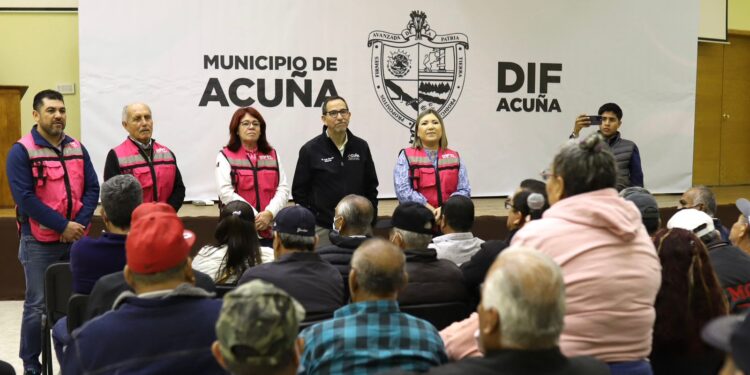 RECIBIERON DESPENSA ALIMENTARIA PERSONAS ADULTAS MAYORES QUE SE DESEMPEÑAN COMO EMPACADORES VOLUNTARIOS EN CENTROS COMERCIALES