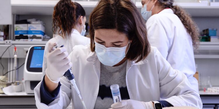 Las mujeres han ganado terreno, pero siguen siendo una minoría en varios rubros: Cisneros