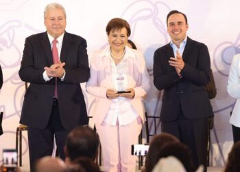 Reconocen Manolo y Chema a mujeres saltillenses