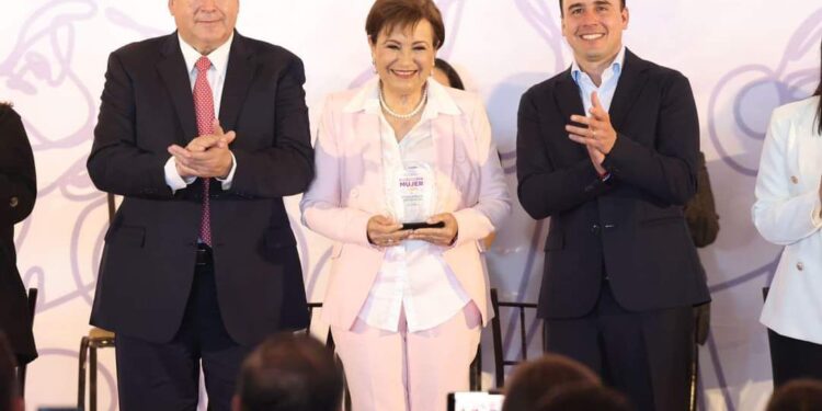 Reconocen Manolo y Chema a mujeres saltillenses