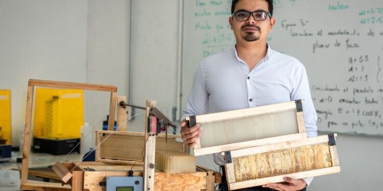 Presenta Chapingo colmena 3D para la cosecha automatizada de miel (Video)