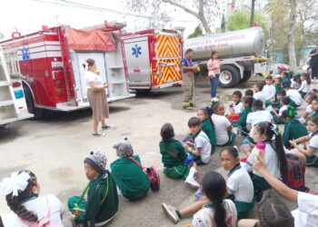 Niños de primaria visitan a los Bomberos para conocer sus actividades