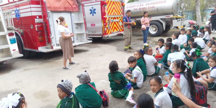 Niños de primaria visitan a los Bomberos para conocer sus actividades