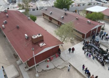 Supervisan trabajo de impermeabilización de aula en la primaria Leona Vicario