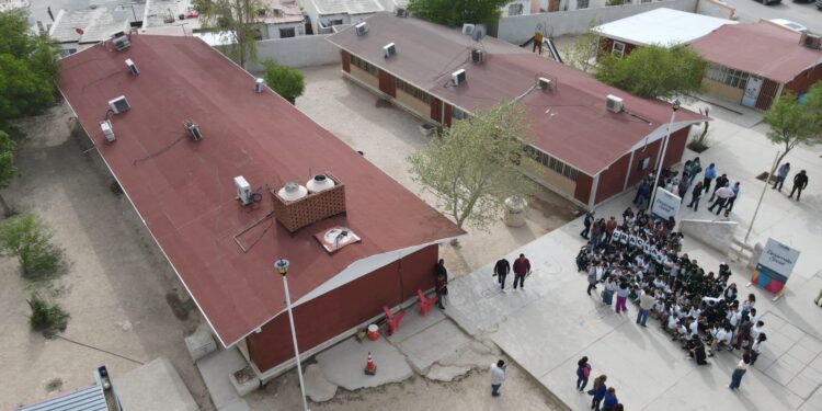 Supervisan trabajo de impermeabilización de aula en la primaria Leona Vicario