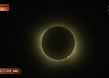 Cientos se dan cita para observar el Eclipse de Sol en Ciudad Acuña