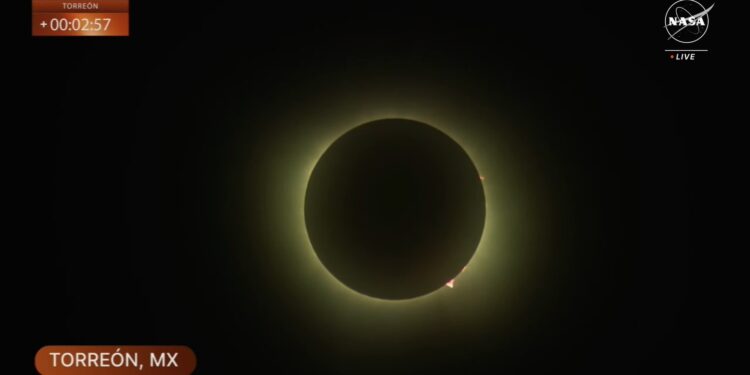 Cientos se dan cita para observar el Eclipse de Sol en Ciudad Acuña