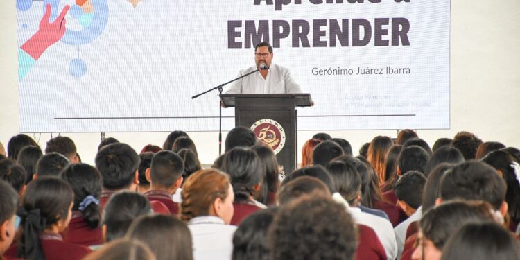 IMPARTEN CONFERENCIAS EN EL CBTIS 34