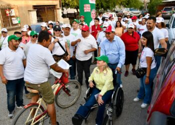Realiza Norma Treviño  recorrido Toca Toca en Colonia Villas del Carmen.