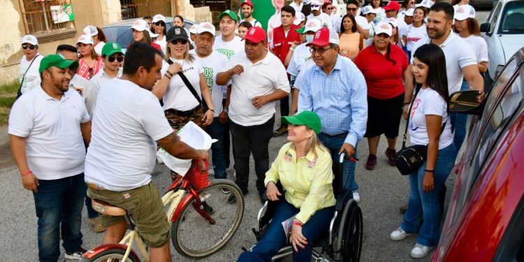 Realiza Norma Treviño  recorrido Toca Toca en Colonia Villas del Carmen.