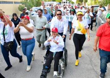 Norma Treviño recorre la colonia Acoros con un «Toca Toca»