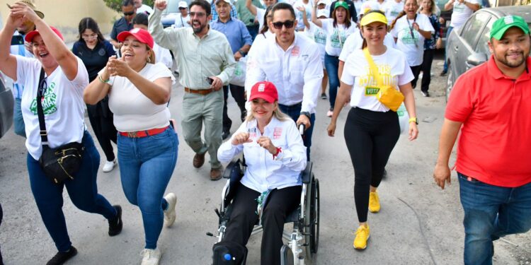 Norma Treviño recorre la colonia Acoros con un «Toca Toca»