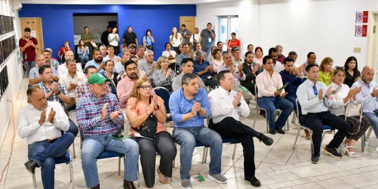 Norma Treviño se reúne con miembros de la CANACO de Piedras Negras.