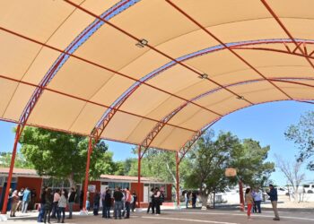 Supervisan avance de la instalación de techo malla sombra en la primaria Josefa Ortiz de Domínguez