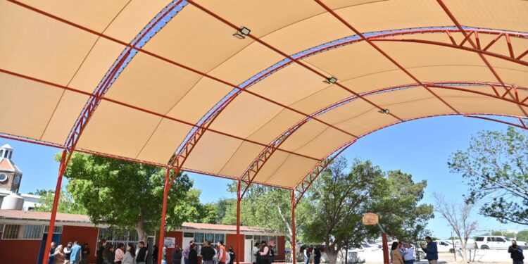 Supervisan avance de la instalación de techo malla sombra en la primaria Josefa Ortiz de Domínguez