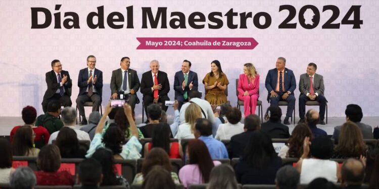 RECONOCE MANOLO A LAS MAESTRAS Y  MAESTROS DE COAHUILA