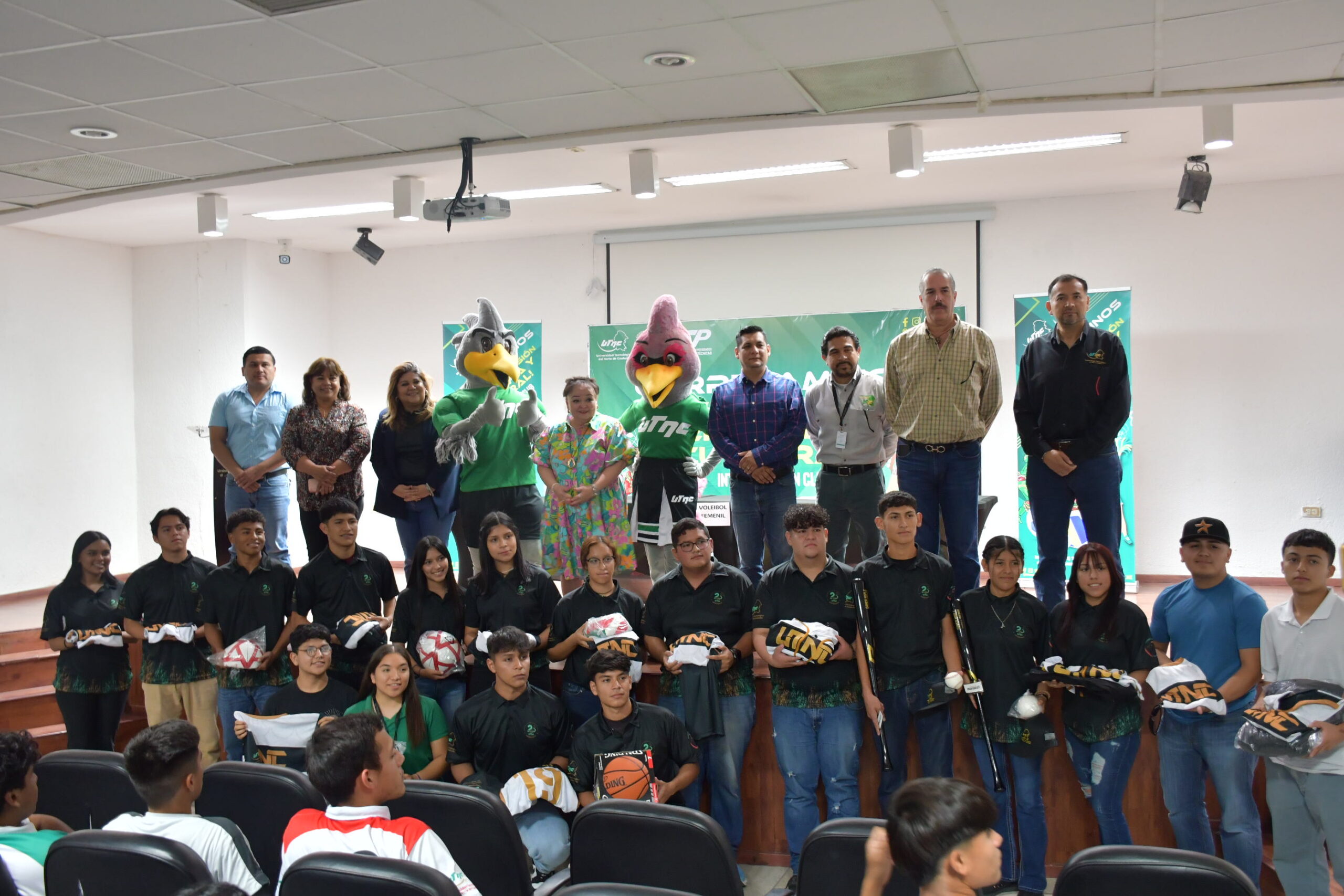 Entregan uniformes y material para equipos deportivos y culturales de la UTNC