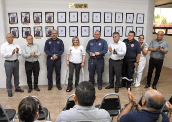 ENTREGAN RECONOCIMIENTOS A BOMBEROS DEL MES