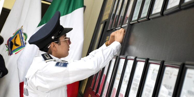 RECONOCEN A POLICÍAS DEL MES