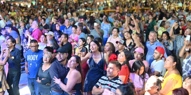 Por su contribución a la sociedad Gobierno municipal festejo a los maestros de Acuña