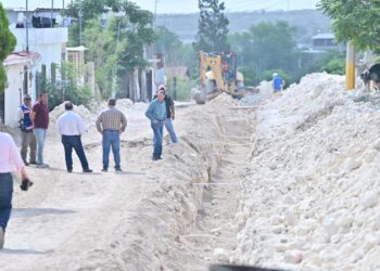 Supervisan trabajos de introducción de drenaje en al Francisco Saracho