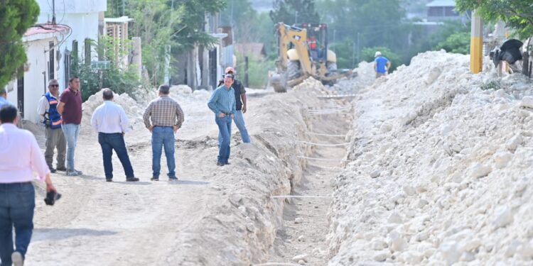 Supervisan trabajos de introducción de drenaje en al Francisco Saracho