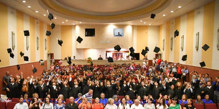 GRADÚAN 39 ALUMNOS DE PREPARATORIA ABIERTA DEL CAAD