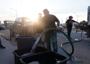 Crisis de Agua en Piedras Negras: alcalde electo Carlos Jacobo Rodríguez distribuye más de 62,000 Litros en sectores afectados