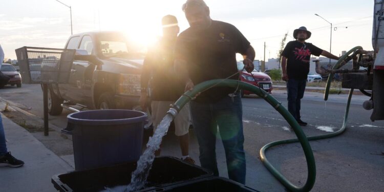 Crisis de Agua en Piedras Negras: alcalde electo Carlos Jacobo Rodríguez distribuye más de 62,000 Litros en sectores afectados