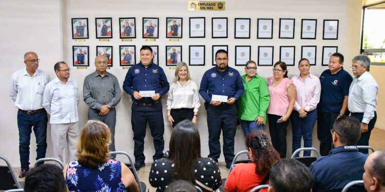 ENTREGAN RECONOCIMIENTOS A BOMBEROS DEL MES DE MAYO