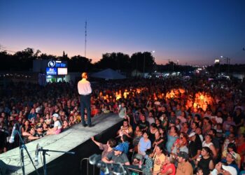 Con compromisos para que Acuña logre un mejor nivel, Emilio ofrece concierto de agrupaciones y grita: ‼️Gracias Acuña‼️