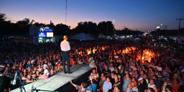 Con compromisos para que Acuña logre un mejor nivel, Emilio ofrece concierto de agrupaciones y grita: ‼️Gracias Acuña‼️