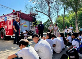 Grupos de estudiantes de primaria realizan un Tour por las instalaciones de Bomberos