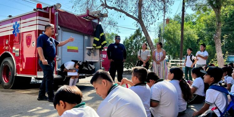 Grupos de estudiantes de primaria realizan un Tour por las instalaciones de Bomberos