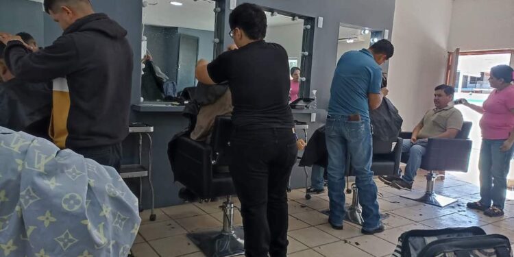 Jóvenes y adultos que gradúan de la Casa de la Cultura podrán ejercer un oficio