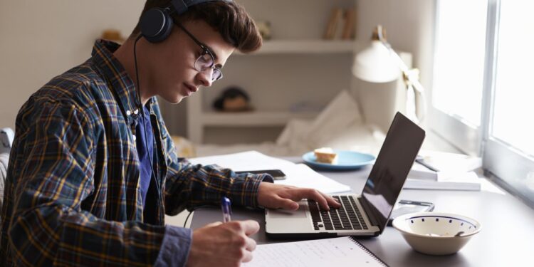 Promueven la modalidad de estudiar la prepa sin tener que ir a una escuela